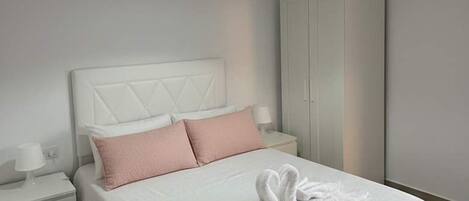 2 bedrooms, iron/ironing board, bed sheets