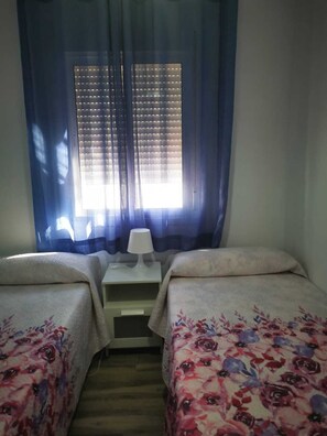 2 dormitoris, planxa i posts de planxar i roba de llit 