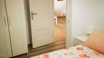 2 dormitoris, planxa i posts de planxar i roba de llit