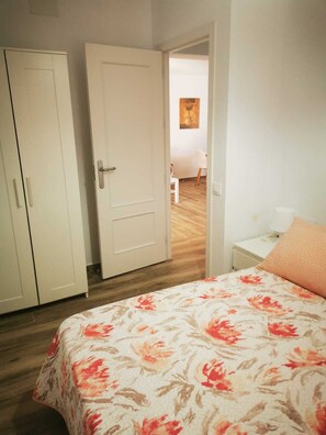 2 عدّة غرف نوم ومكواة/لوح كي وملاءات أسرّة