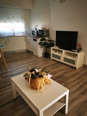 ثلاجة، ميكروويف، موقد طهي مسطح، مستلزمات طهي/أطباق/أوعية