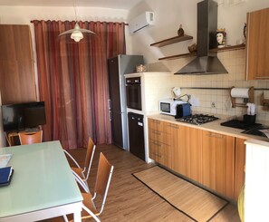 Réfrigérateur, four à micro-ondes, un four, surface de cuisson