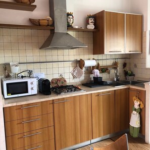 Réfrigérateur, four à micro-ondes, un four, surface de cuisson