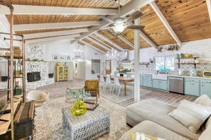 Télévision, cheminée, livres, espaces bureaux