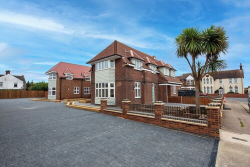 The Royal Apartments Harwich - One Bed Apartment - Fast WiFi - Private Parking