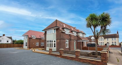 The Royal Apartments Harwich - One Bed Apartment - Fast WiFi - Private Parking