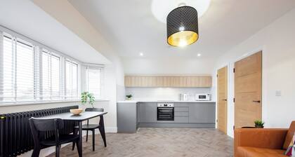 The Royal Apartments Harwich - One Bed Apartment - Fast WiFi - Private Parking