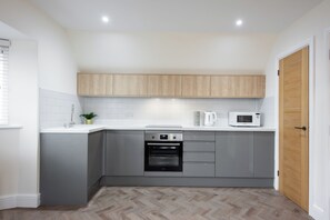 Microondas, horno, placa de cocina