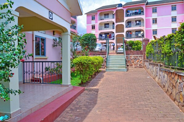 المنطقة المحيطة بالمنشأة