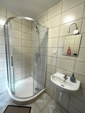 Dusche, Haartrockner, Handtücher, Seife
