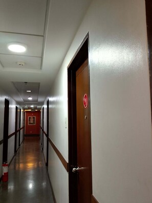Family Room | Desk, free WiFi