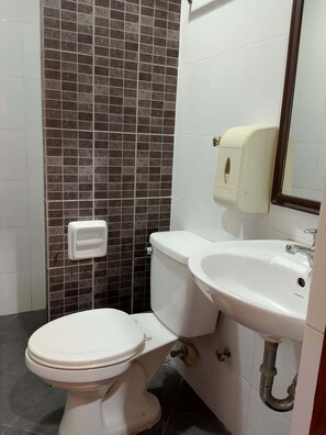 Badkamer | Een douche, gratis toiletartikelen, handdoeken, zeep