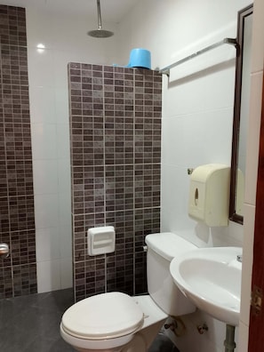 Een douche, gratis toiletartikelen, handdoeken, zeep