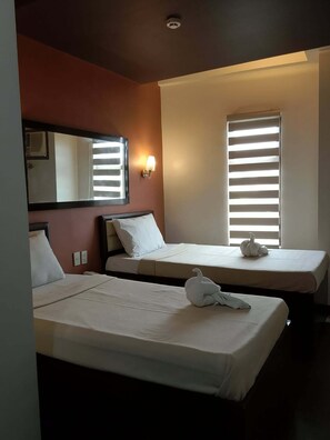 Family Room | Desk, free WiFi