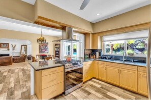 ثلاجة، ميكروويف، فرن، موقد طهي مسطح