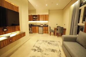 Deluxe Studio, City View | Private kitchen