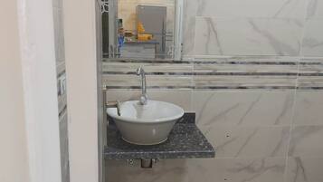 Sèche-cheveux, serviettes fournies, savon, papier toilette