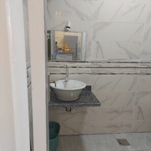 Asciugacapelli, asciugamani, sapone, carta igienica