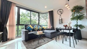 Apartment, 1 Bedroom, Balcony, Ocean View | Living area