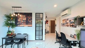 Apartment, 1 Bedroom, Balcony, Ocean View | Dining room