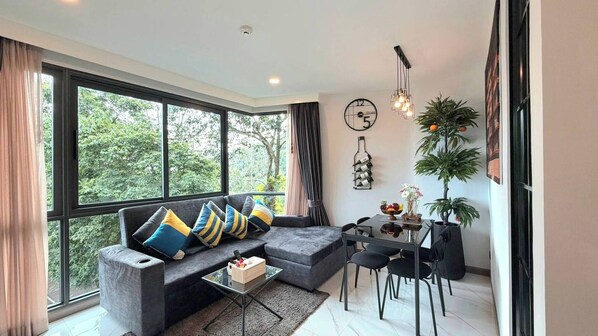 Apartment, 1 Bedroom, Balcony, Ocean View | Living area