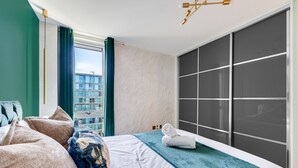 Room - Vibrant Hub Apartment • City Centre • Balcony • Free Parking • Yoko Property (Milton Keynes)