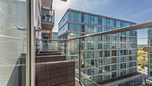 Property grounds - Vibrant Hub Apartment • City Centre • Balcony • Free Parking • Yoko Property (Milton Keynes)