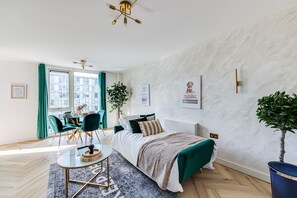 1 habitación, tabla de planchar con plancha, cuna de viaje y wifi 