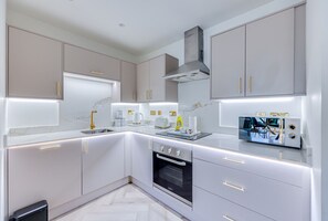 Refrigerador, microondas, horno, placa de cocina