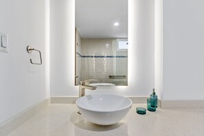 Dusche, Haartrockner, Handtücher