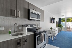 Kühlschrank, Mikrowelle, Ofen, Herdplatte