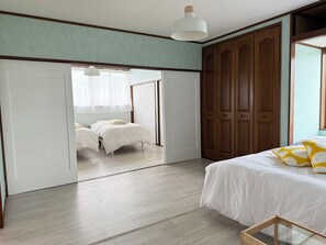 3 habitaciones, tabla de planchar con plancha, wifi y ropa de cama 
