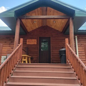 Exterior detail - Riverfront Bear Cabin (Paris)