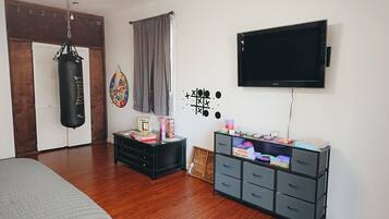 4 bedrooms, desk, iron/ironing board, free WiFi