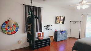 4 bedrooms, desk, iron/ironing board, free WiFi