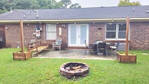 Outdoor dining - 4BR/2BH w/ Firepit + Hammock + Game Room, near downtown Wilmington + Beach (Wilmington)