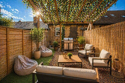 Burbage Edge View | Boutique 3-Bed Cottage | Views, Walks, Garden & BBQ