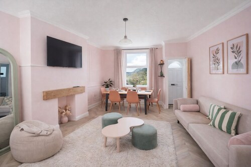 Burbage Edge View | Boutique 3-Bed Cottage | Views, Walks, Garden & BBQ