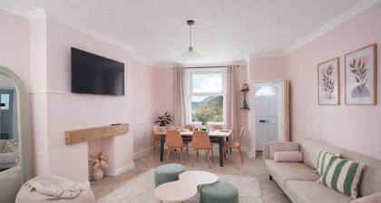 Burbage Edge View | Boutique 3-Bed Cottage | Views, Walks, Garden & BBQ