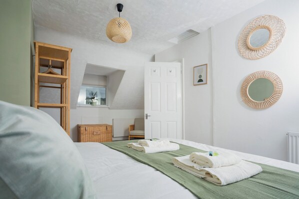 3 bedrooms, iron/ironing board, WiFi, bed sheets