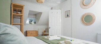 Burbage Edge View | Boutique 3-Bed Cottage | Views, Walks, Garden & BBQ