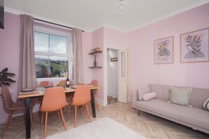 Dining - Burbage Edge View | Boutique 3-Bed Cottage | Views, Walks, Garden & BBQ (Buxton)