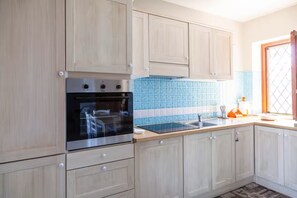 Microwave, oven, stovetop, dishwasher - VILLA FLORA - Relaxation, garden and view of Tavolara (Porto San Paolo)