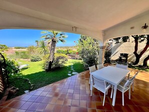 Outdoor dining - VILLA FLORA - Relaxation, garden and view of Tavolara (Porto San Paolo)