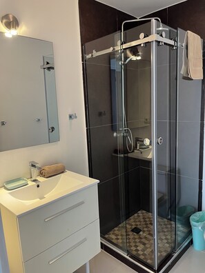 Doccia, asciugacapelli, asciugamani, sapone