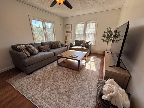 Cozy 4-bed 2-bath in Sioux City: Perfect for families or co-workers