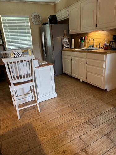 Candle Tree B & B with Country Charm.  Close to 1ST Monday Trades Day.