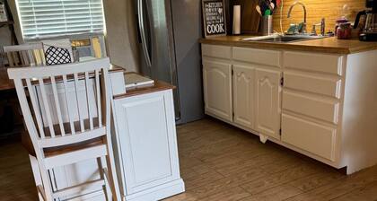 Candle Tree B & B with Country Charm. Close to 1ST Monday Trades Day.