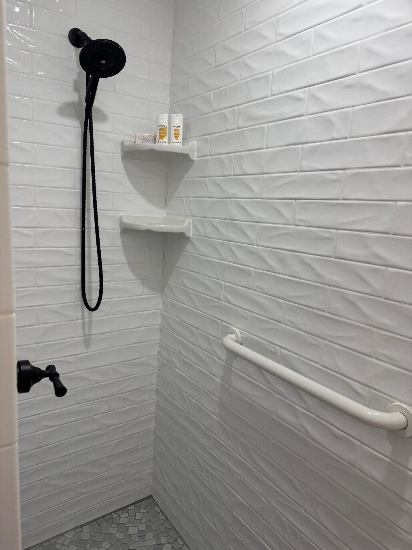 Douche, séchoir à cheveux, serviettes fournies, savon
