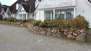 Filas de casas blancas con techos inclinados y paredes de piedra.
